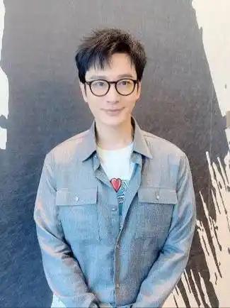 拍半辈子戏能赚多少钱？黄晓明的答案是：不如做对一次投资。当年长鑫存储还在连年亏