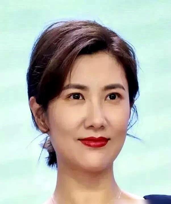 “道歉了吗？”45岁的边潇潇，穿着瑜伽裤在直播间卖力带货，弹幕却密密麻麻刷着