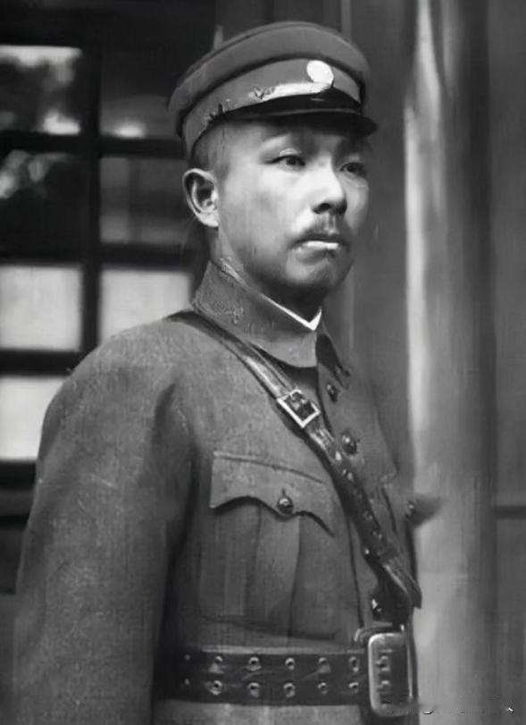 抗战期间，蒋介石造访成都，来到杨森家做客。看到满屋的姨太太，一脸的吃惊，刘湘见状