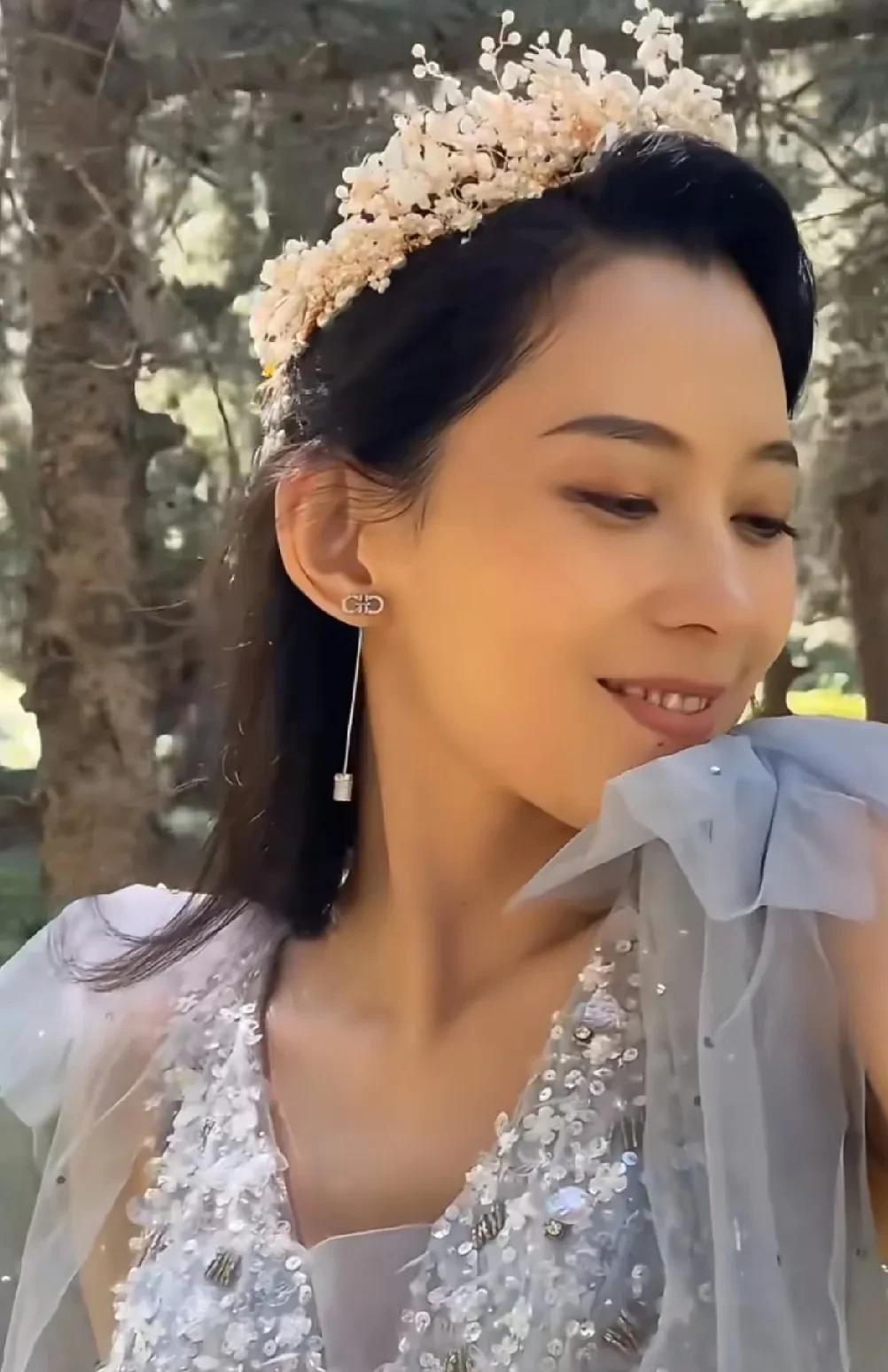 汪峰女友森林北穿仙女裙林中漫步，某个瞬间和章子怡有几分相似，不知道为什么，她扮个