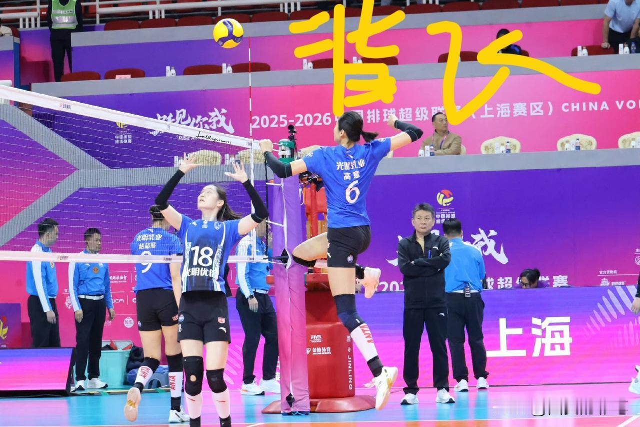 上海女排，各个位置都挺强[赞]瞧，高意的高点背飞，快如尖刀；沃隆科娃的抄手扣球