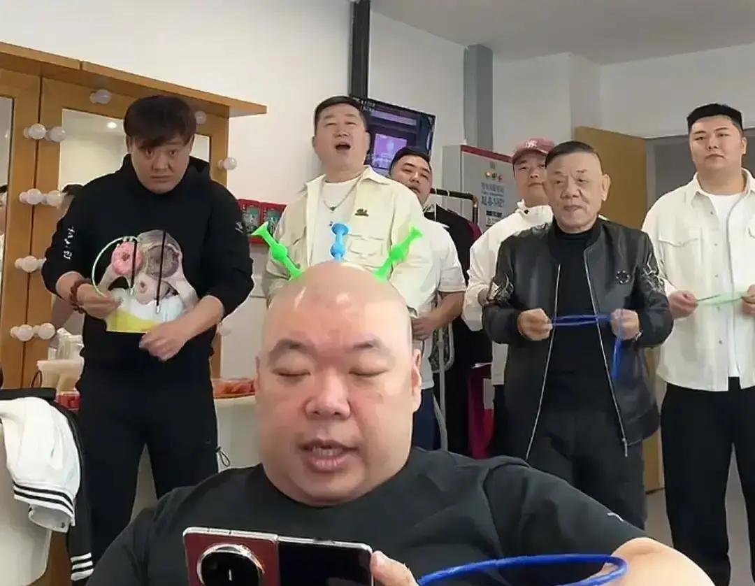 德云社后台的灯牌，比台上还亮。某位角儿，已从舞台消失67天。封箱、跨年、小剧