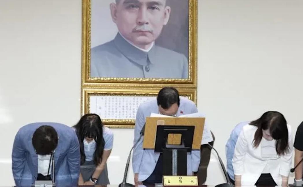 朱立伦完美谢幕昨晚的囯民党记者会上，朱立伦向选民深深一鞠躬表达谢意，随后朱立伦