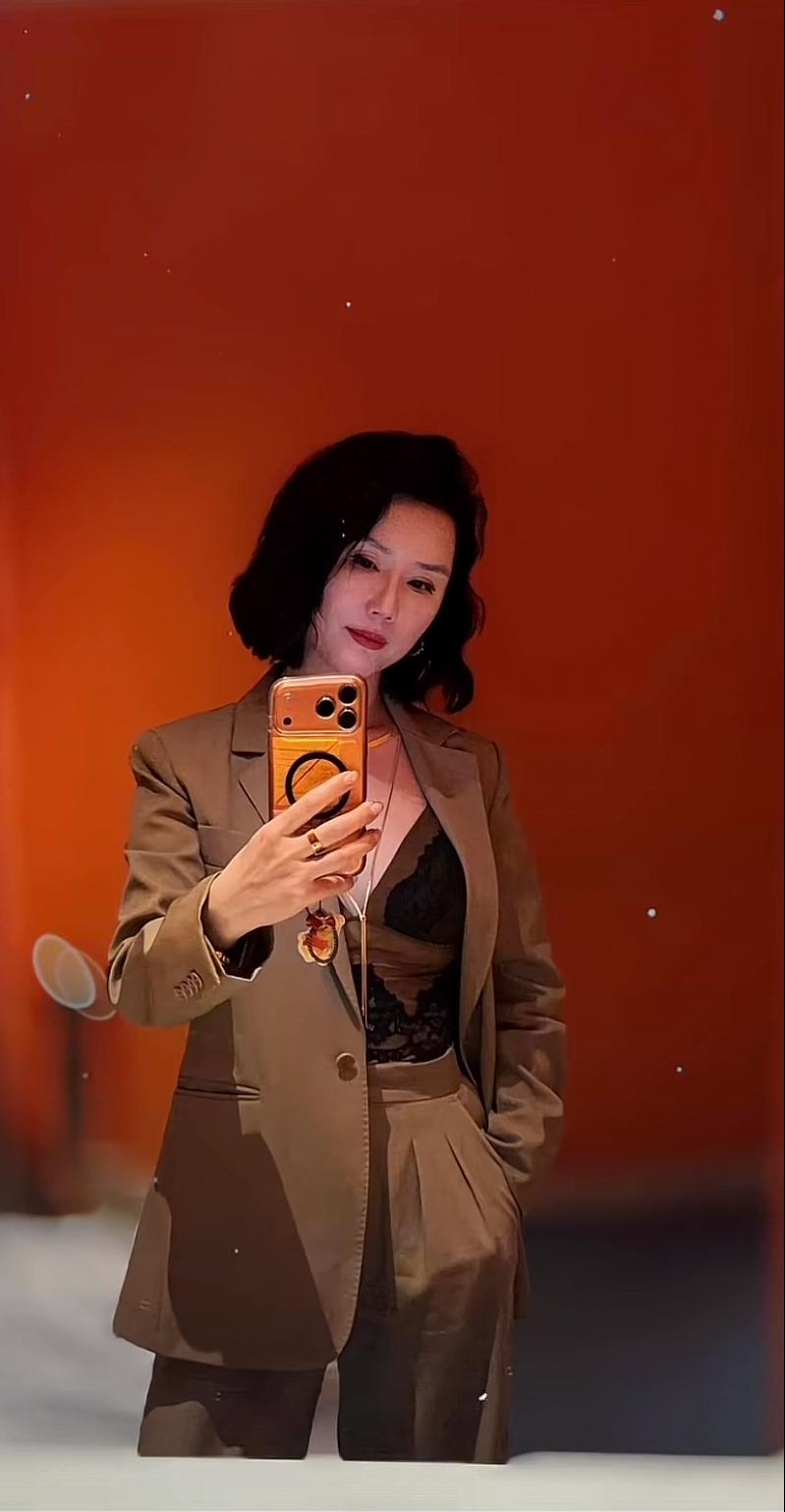 北京宝哥的老婆，开瓶两万多的法国红酒，眼睛都不眨一下。这款酒名叫罗曼尼康帝，懂的
