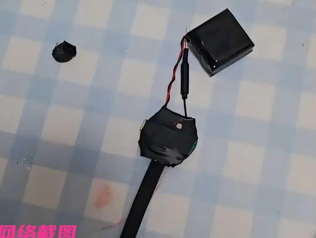 广东深圳有女子在出租屋准备洗澡时，就发现有不对劲的地方，因为女子看到马桶盖上有脚