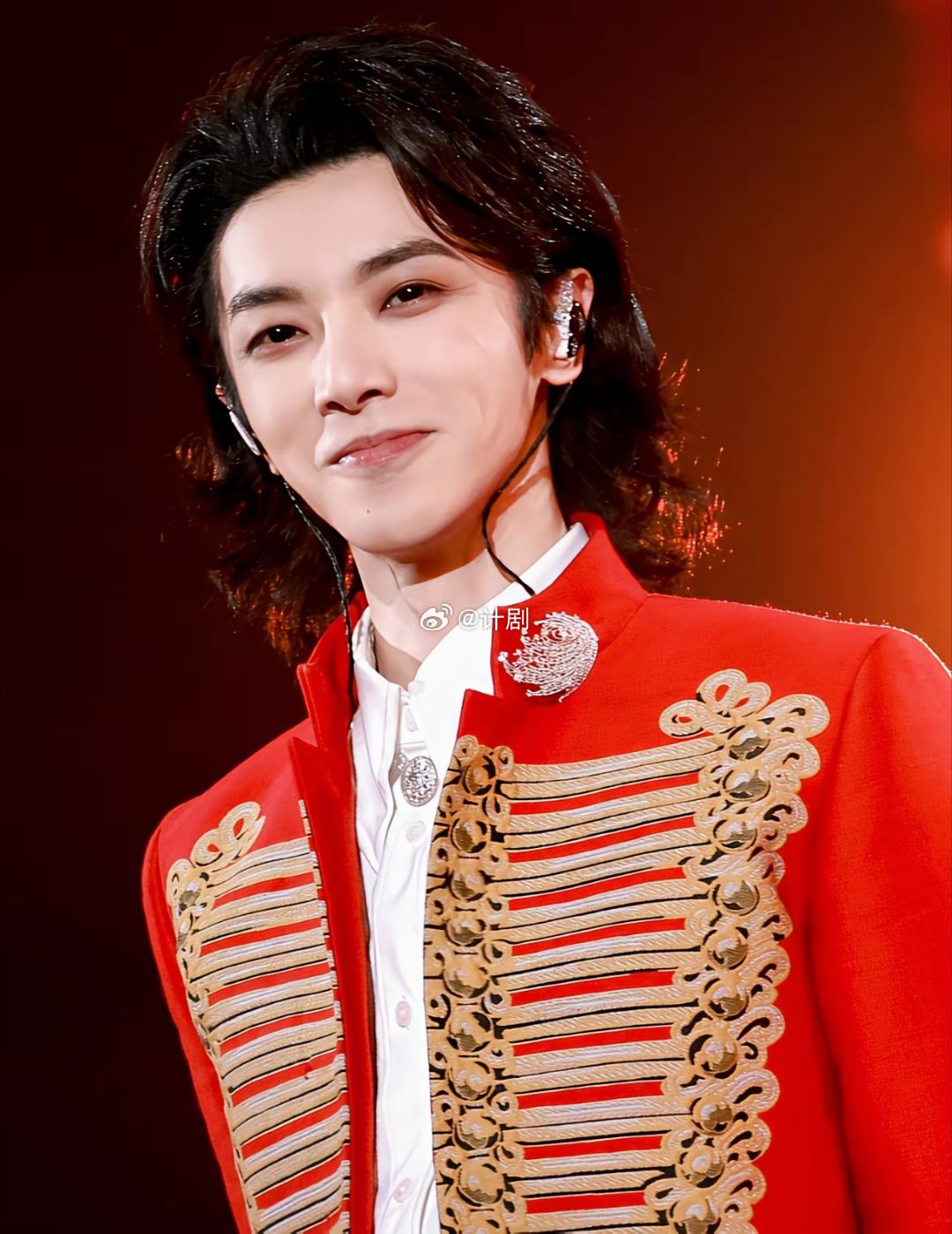 华晨宇为什么没有成为顶流？原因太简单了，不是他长的不帅，也不是唱的不行，而是他的