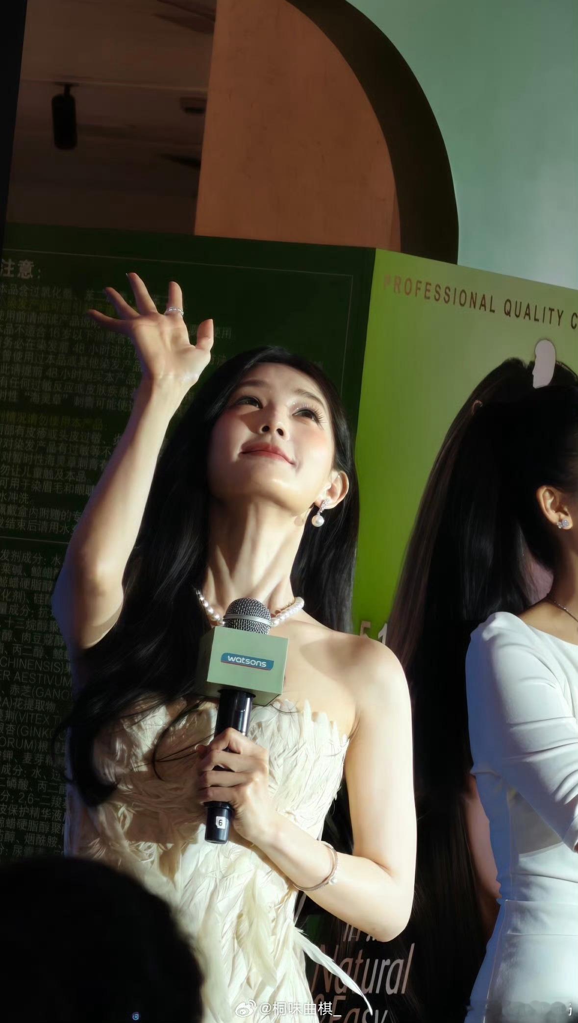 李一桐线下美成啥样了李一桐妈生脸还在发力李一桐 路人镜头下颜值实力出圈，妈生脸持