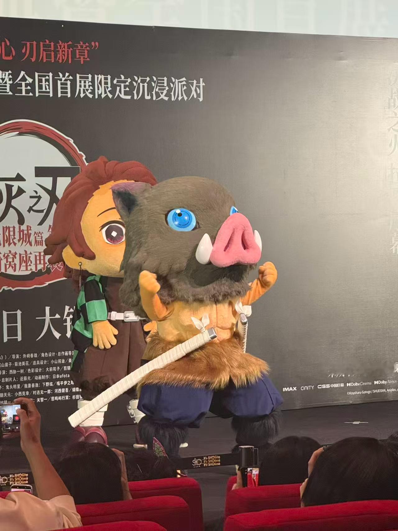 看完鬼灭首映了！电影真的好精彩，千人影院一块看有点燃到我了！每个画面都是经费在燃