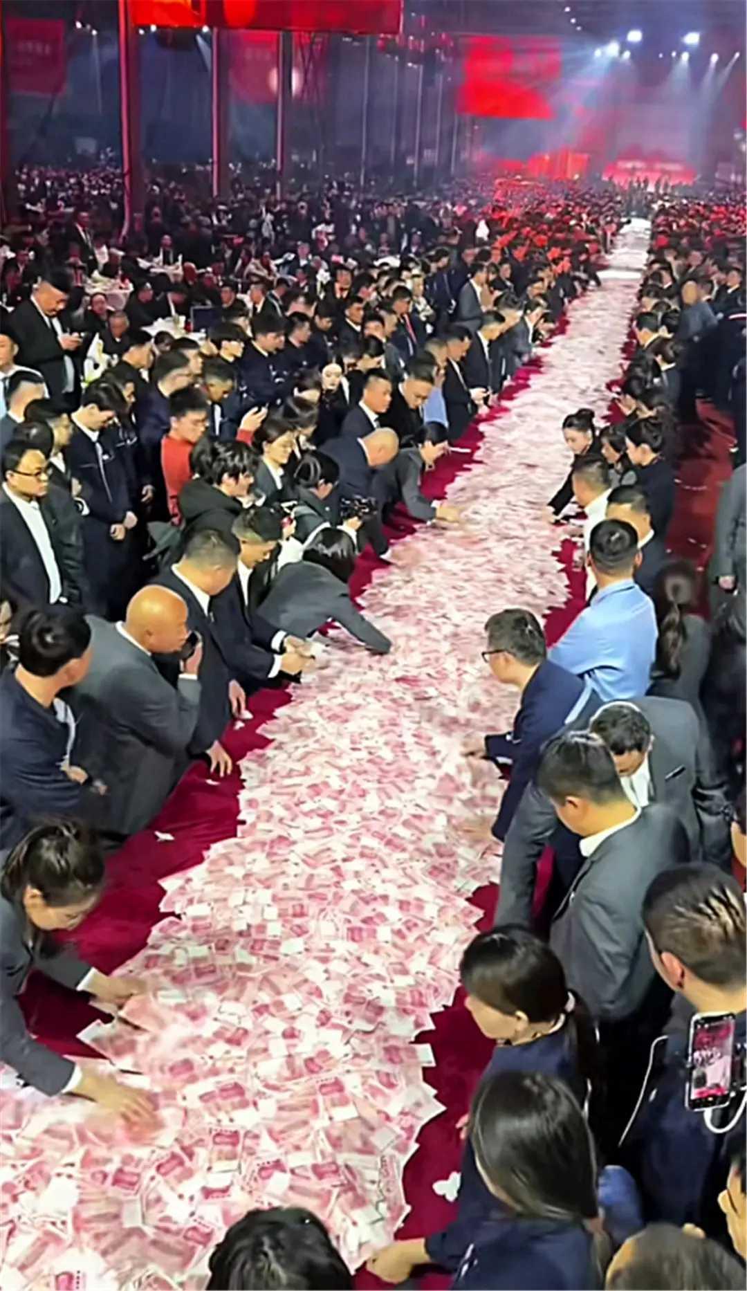 15分钟数钱算奖金，这个公司发钱又上热搜了！热搜直接炸了！河南这家“宠员工