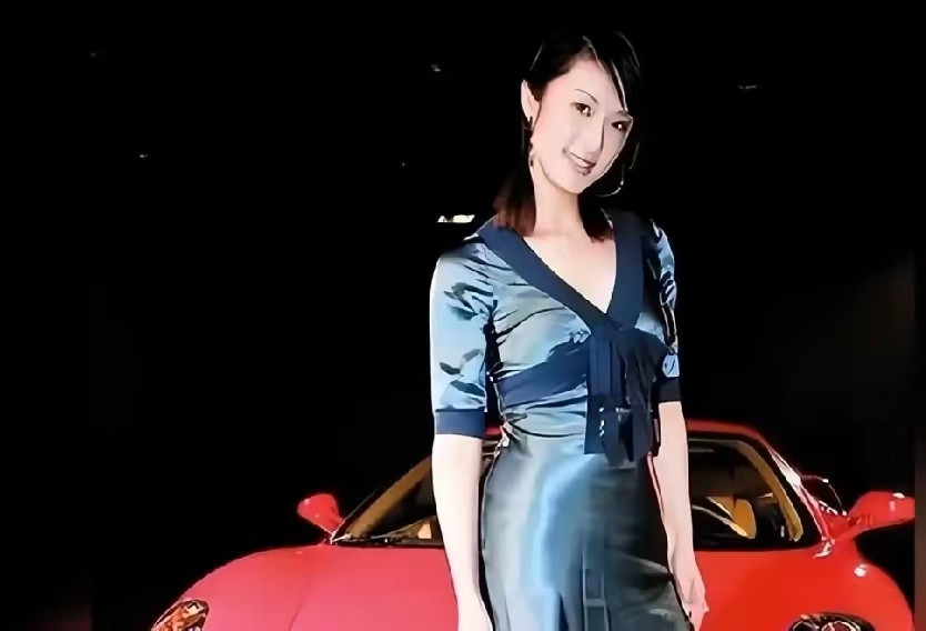 王志文妻子陈坚红年轻时站在兰博基尼豪车前的一张留影，时任兰博基尼华东区总裁。