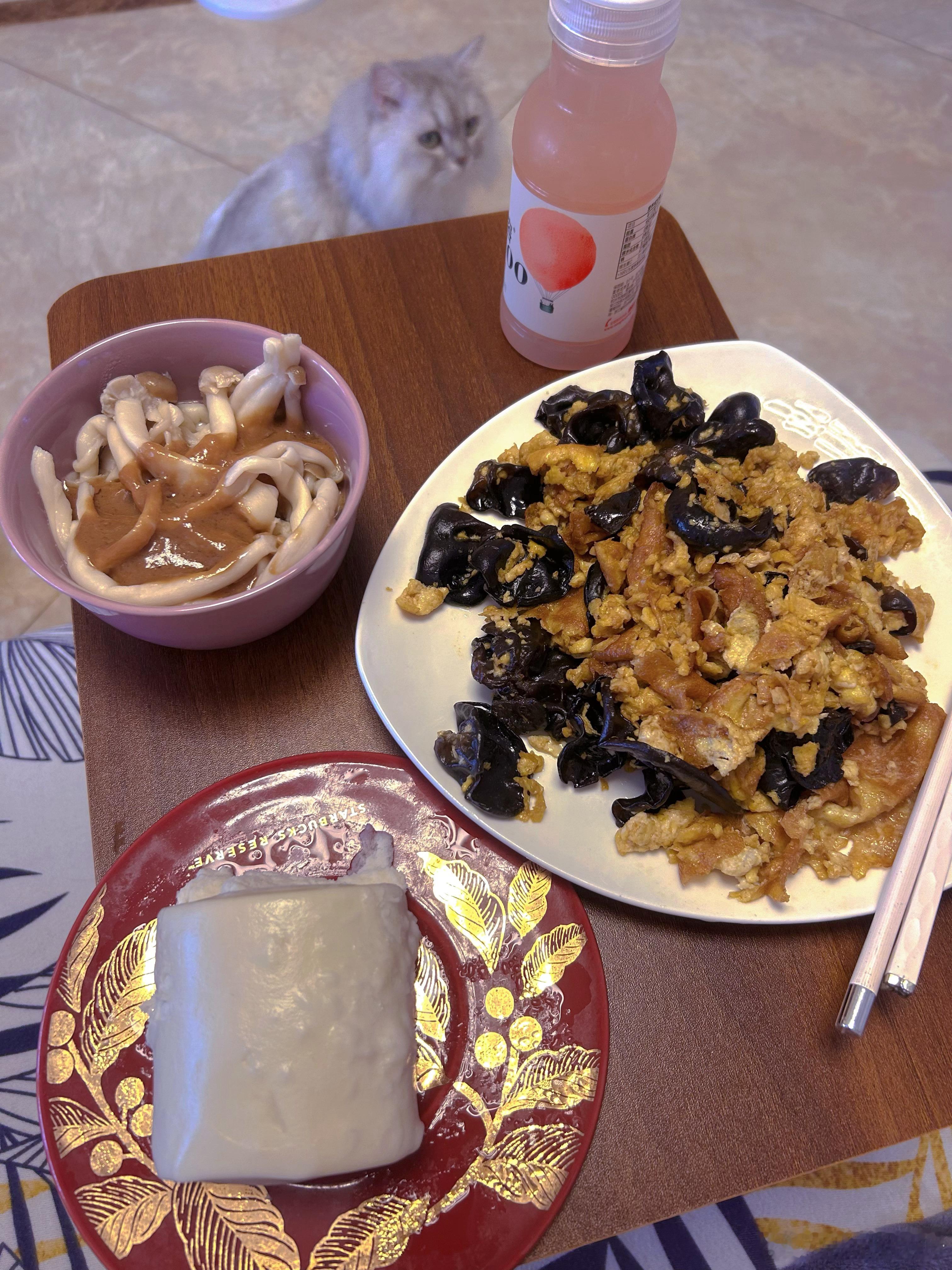 炒木耳的时候噼里啪啦爆炸太可怕了，三亚有一点点秋天的味道了，盖起小毯子超级舒服，