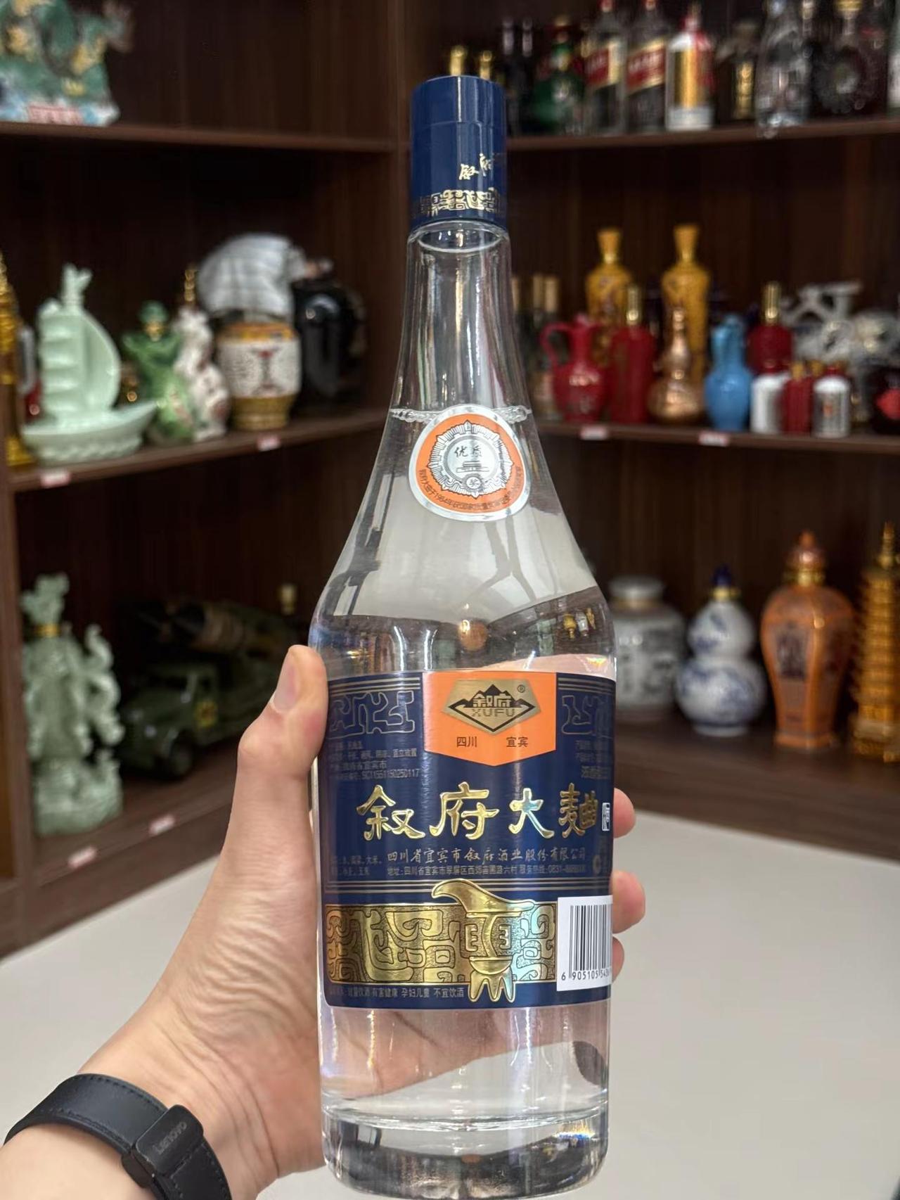 超大瓶装的叙府大曲，整整1000毫升。这瓶来自“中国白酒金三角”核心产区宜宾