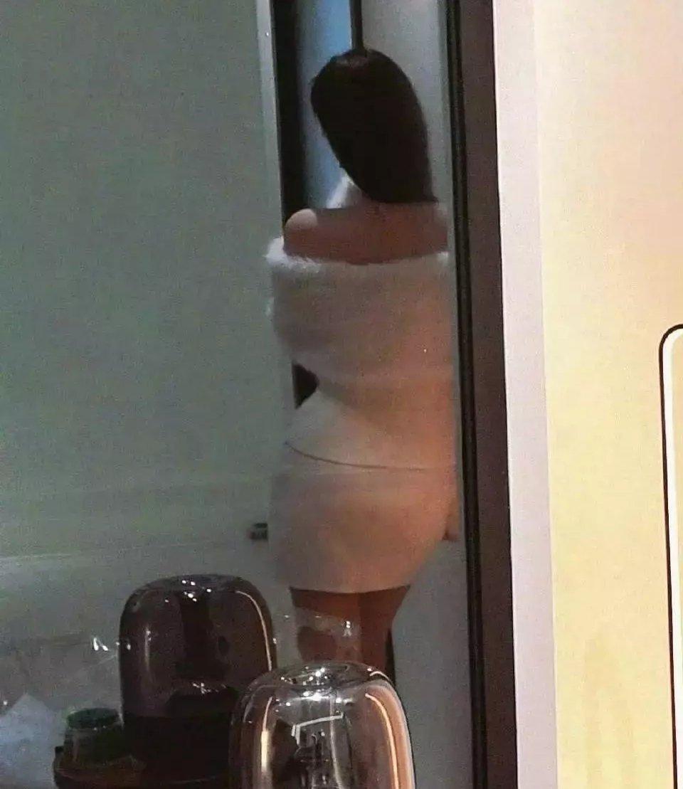 镜子好像有点反光哦​​​