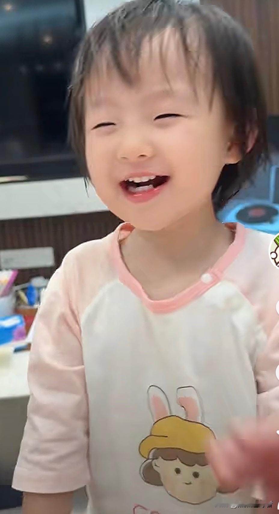 今晚，黄一鸣更新了和闪闪共享天伦之乐的视频。黄一鸣让闪闪再给她“噗”一个。闪闪立