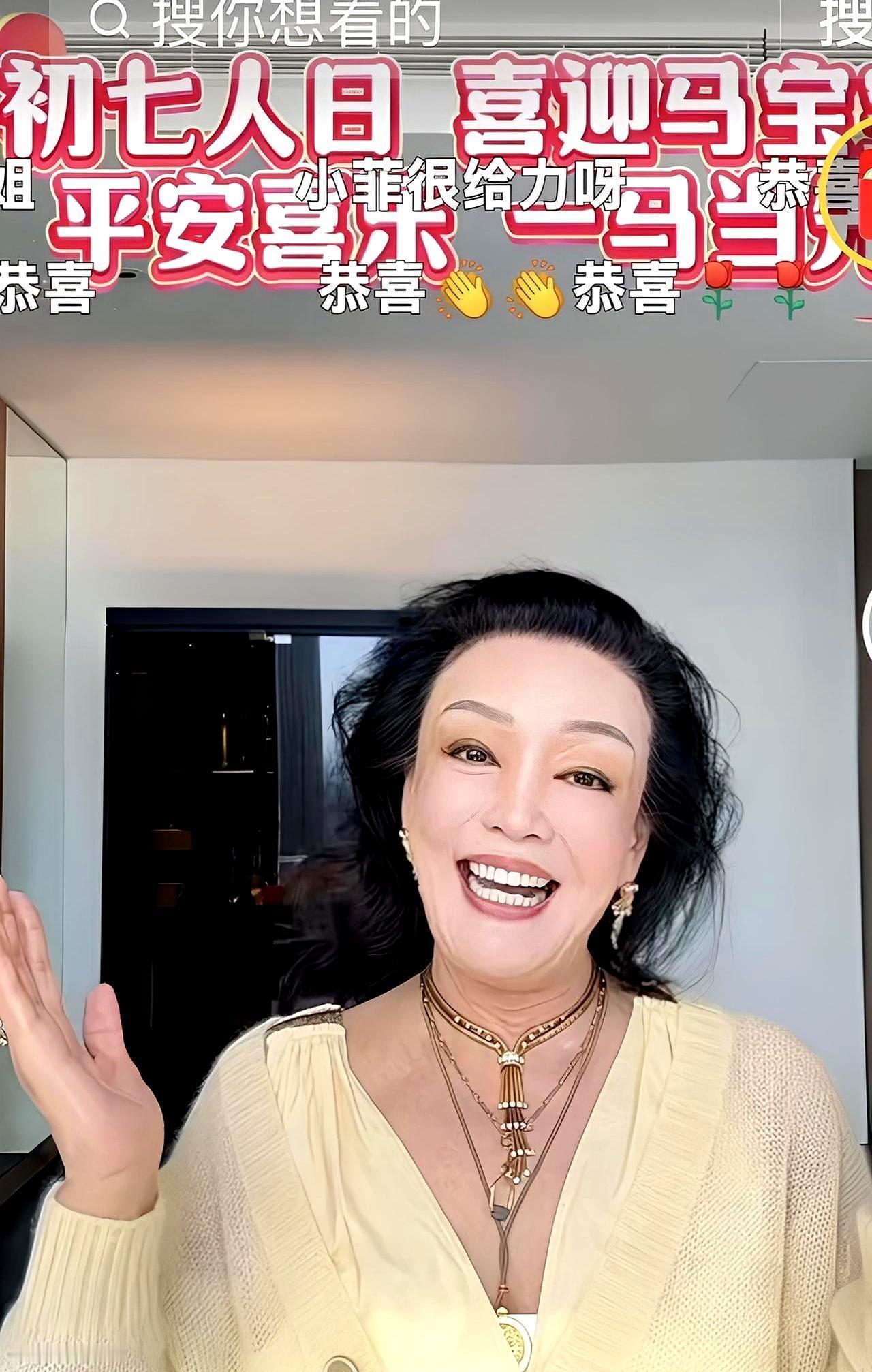 15分钟生完孩子，张兰在直播间里声音都抖了。她把孙子的小脚丫举到镜头前，指甲盖