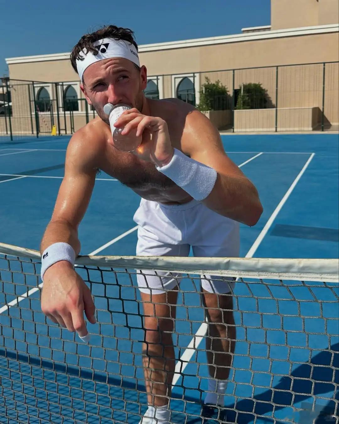 吴易昺挑落前大满贯亚军让我们看看是哪位前大满贯亚军呢，是新晋奶爸鲁德~向