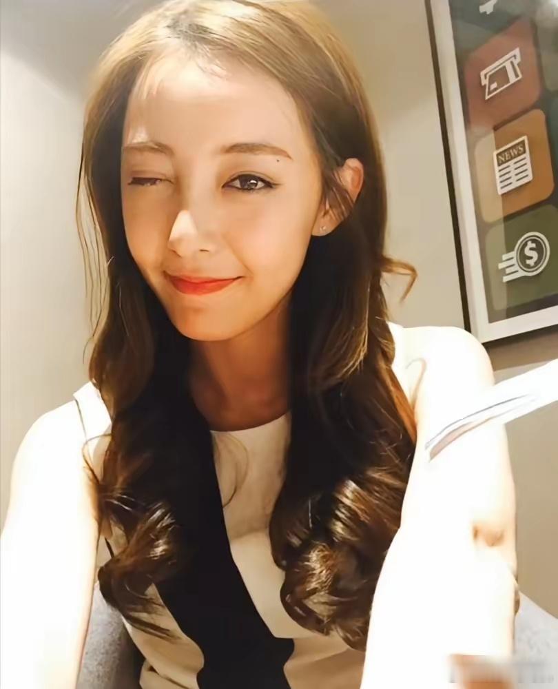 杨玏这哥们挑女友的眼光，内娱独一份。米露、王玉雯，全是高挑明艳挂的。但最绝的是跟
