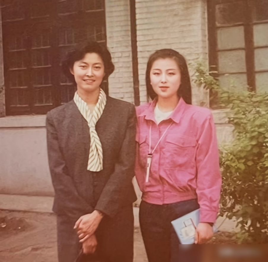 这张照片里，敬一丹压得住台。90年代，她刚坐上《焦点访谈》主播台，眉眼全是沉住气的劲。那是1994年