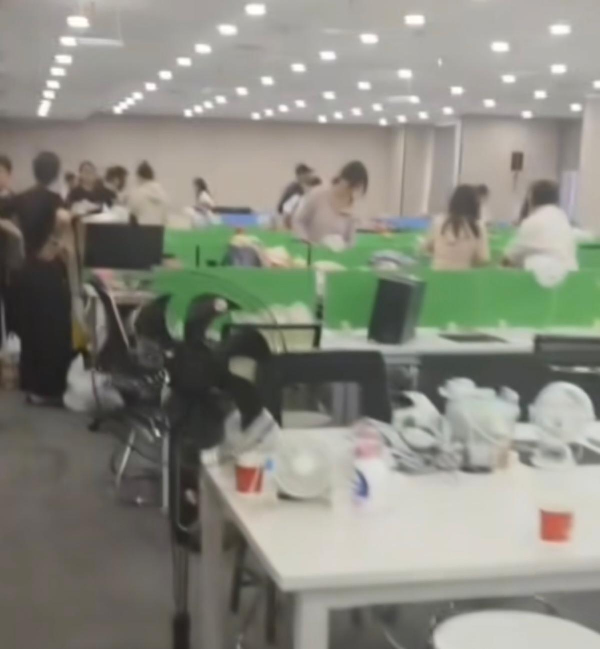 离谱！陕西西安，公司半夜突然通知全体员工第二天放假，可男子却没有高兴，总觉得事情