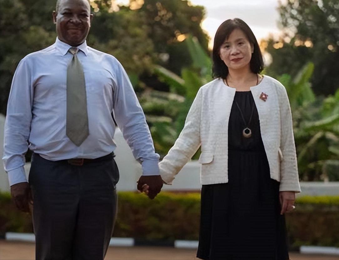 1996年，母亲以死相逼，父亲一夜之间白了头，依然没能阻止清华才女王丽红远嫁非洲