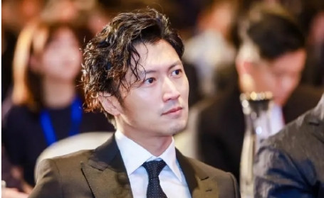 2018年，李健与谢霆锋一同参加节目，谢霆锋想要加李健微信，没想到李健的手机卖5