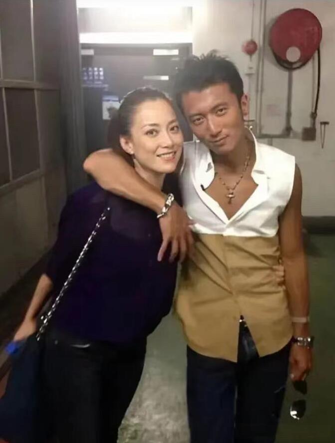 原来谢霆锋年轻时皮肤这么黑，他虽然歌唱的不错，但是颜值怎么看都没有陈冠希和古天乐