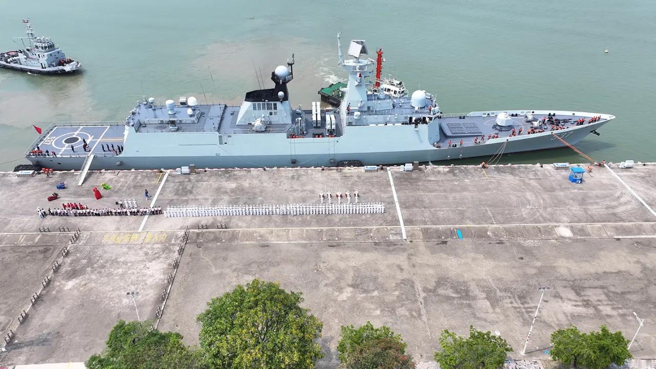 届时开放的054A改宜兴舰已靠泊汕头该舰是第一艘以县级市命名的054A有朋友预约