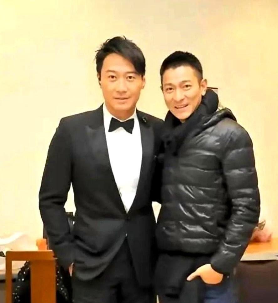 香港百年不遇的奇观：两位天王，被岁月雕出了两张完全不同的脸。一张是绷紧的、发亮