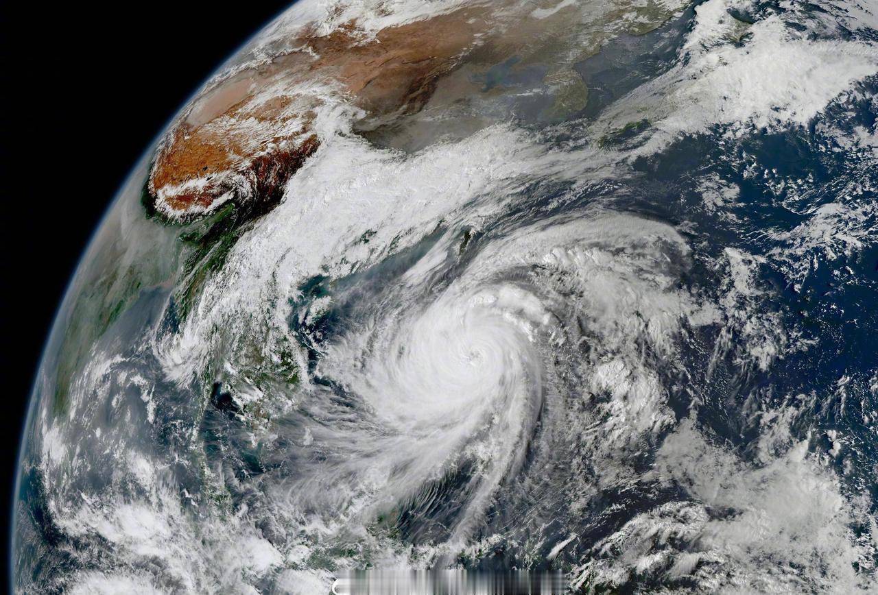 11月9日下午，卫星云图上超强台风凤凰巨大壮观的云系已经将菲律宾全国完全笼罩，北