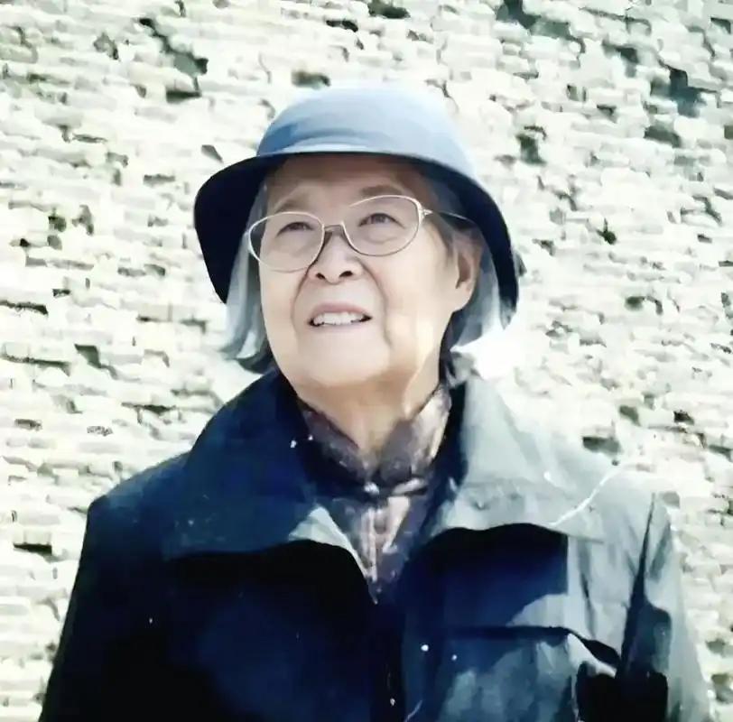 2007年，83岁傅冬菊离世，傅作义永远不知，她葬礼有多冷清，这位真正的北平起义