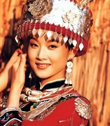 1996年，歌唱家宋祖英亲手把年仅18岁的小保姆送进了监狱，一判就是12年，而这