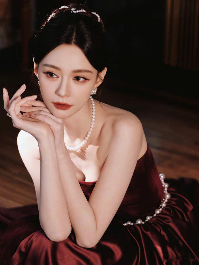 沈梦辰怎么瘦成这样看到小年夜舞台上的沈梦辰，整个人瘦了一大圈，越来越美了