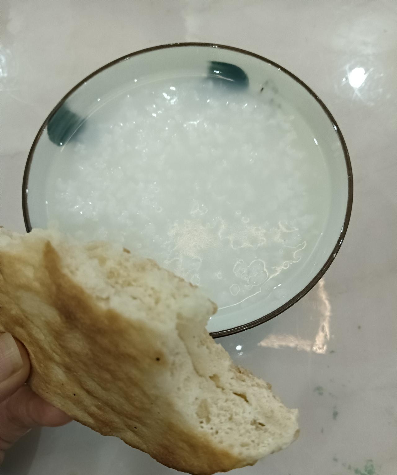 晚饭，吃了不到半个烧饼，喝了一碗粥，粥还是早晨剩的，烧饼是在我们小区门口买的，两