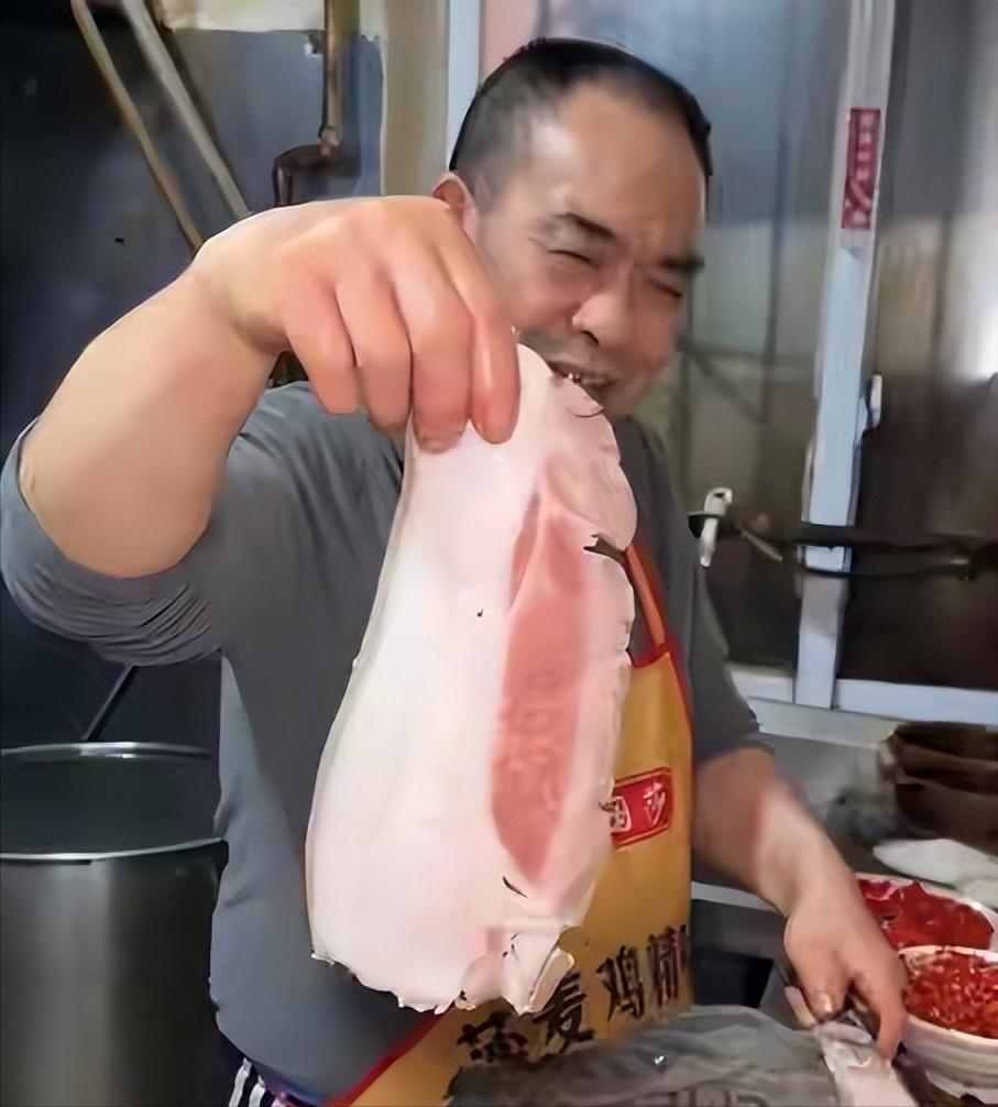 回锅肉都吃不起了！四川成都，某饭店明码标价，3片回锅肉竟然要卖105元，不少人纷