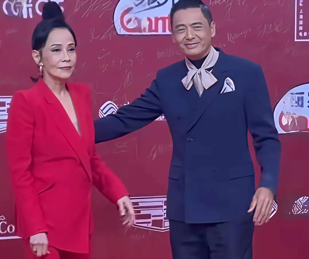 发哥和嫂子的爱情故事太让人羡慕了。70岁生日现场，他俩穿白色情侣装，注意力全在小