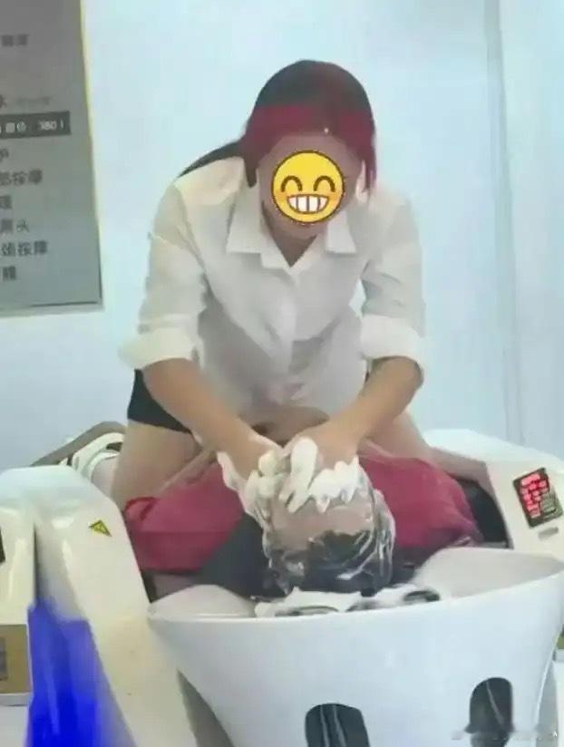 第一次看到这么洗头的，也太吓人了。