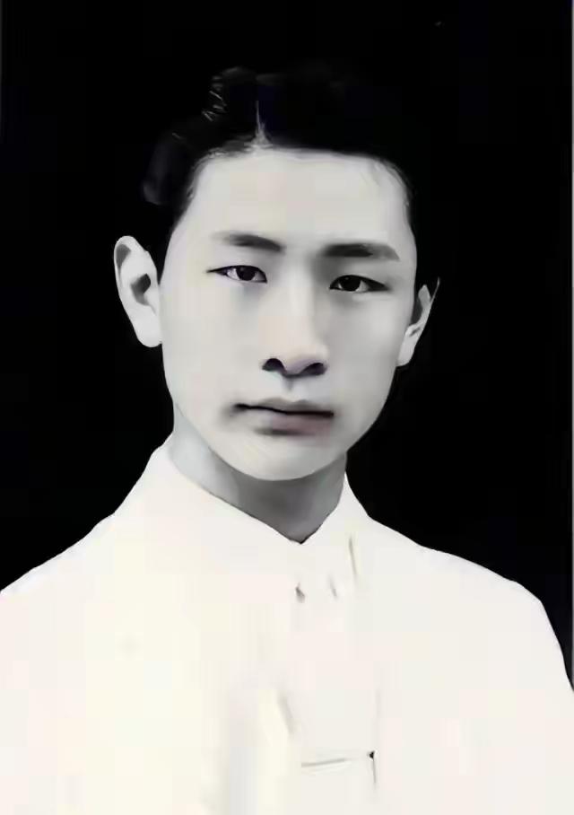 1940年，熟睡中的冯运修，突然感觉不对劲，好像是日军包围他家了。他从枕头下摸出