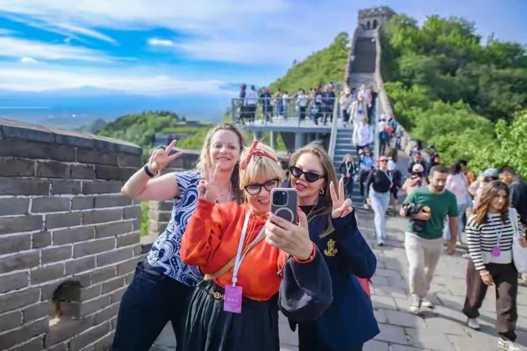 外国人正在疯了一样往中国跑。桂林的竹筏师傅最近忙坏了。他对着镜头说，这几天接