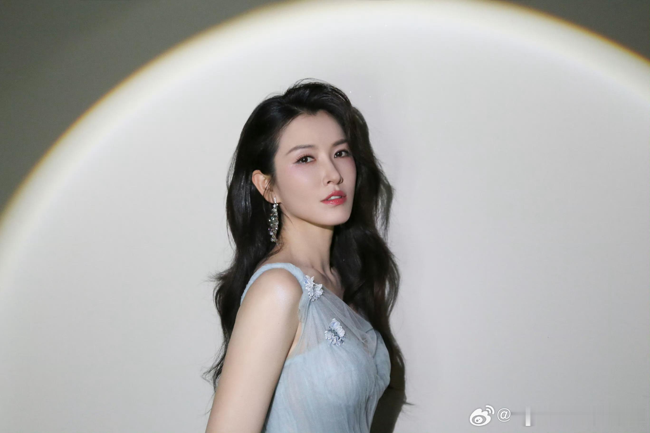 大家都在传徐洁儿美的不行完全同意！不管是淡妆还是浓妆都能hold住，眼神里的光