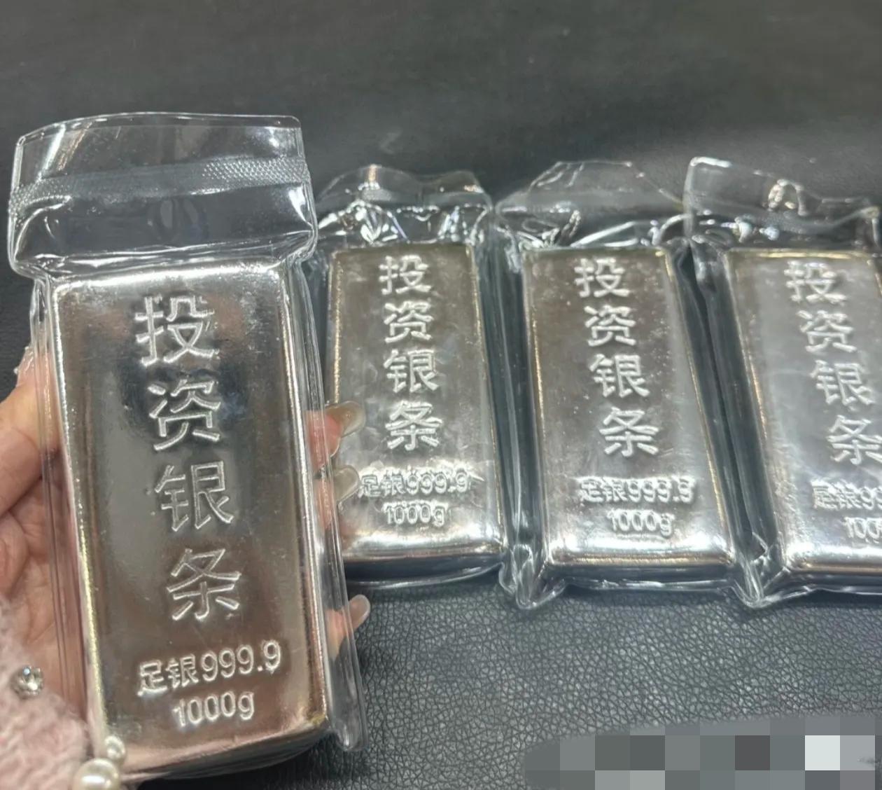 我发现，我婆婆才是真正的狠人！前几天白银26一克的时候，她直接一口气入了