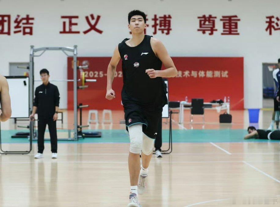 徐昕、沈梓捷、周鹏、冯傲等球员顺利通过补测，赵继伟腿部拉伤遗憾未能参加第一次补测