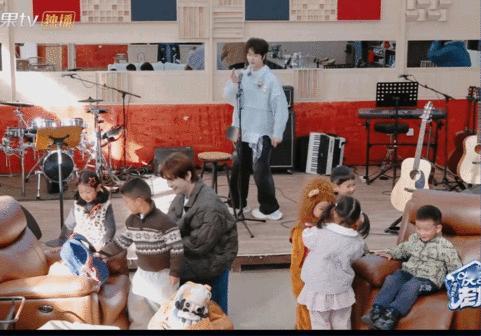 陆虎幼儿园园长即视感陆虎园长上线！喊小朋友放书包的语气，简直不要太宠溺，心都要化