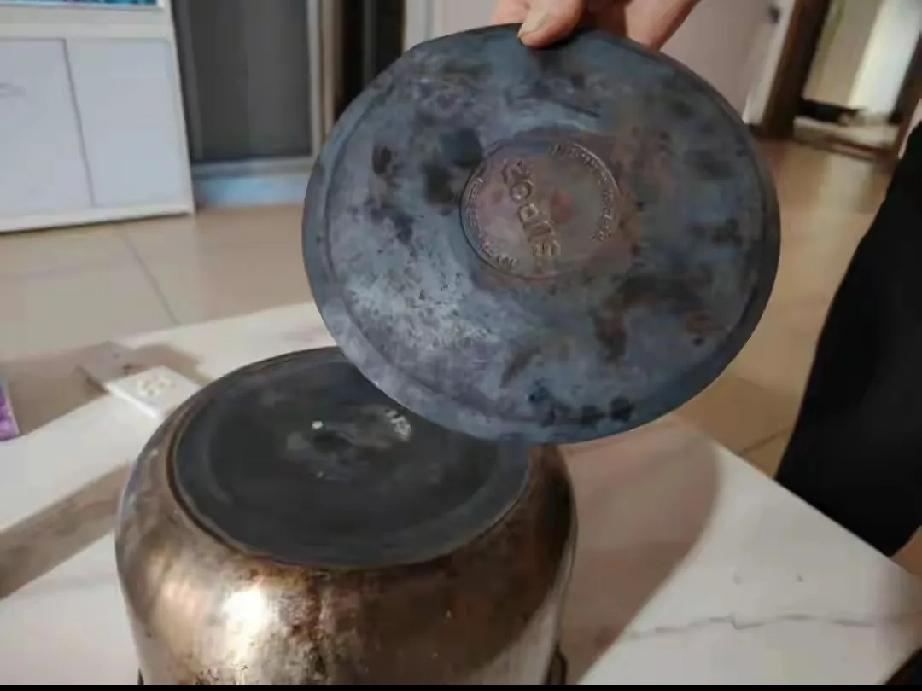 保修期内苏泊尔锅底脱落，凭啥让消费者自费买单？“自己犯错，自己买单！”