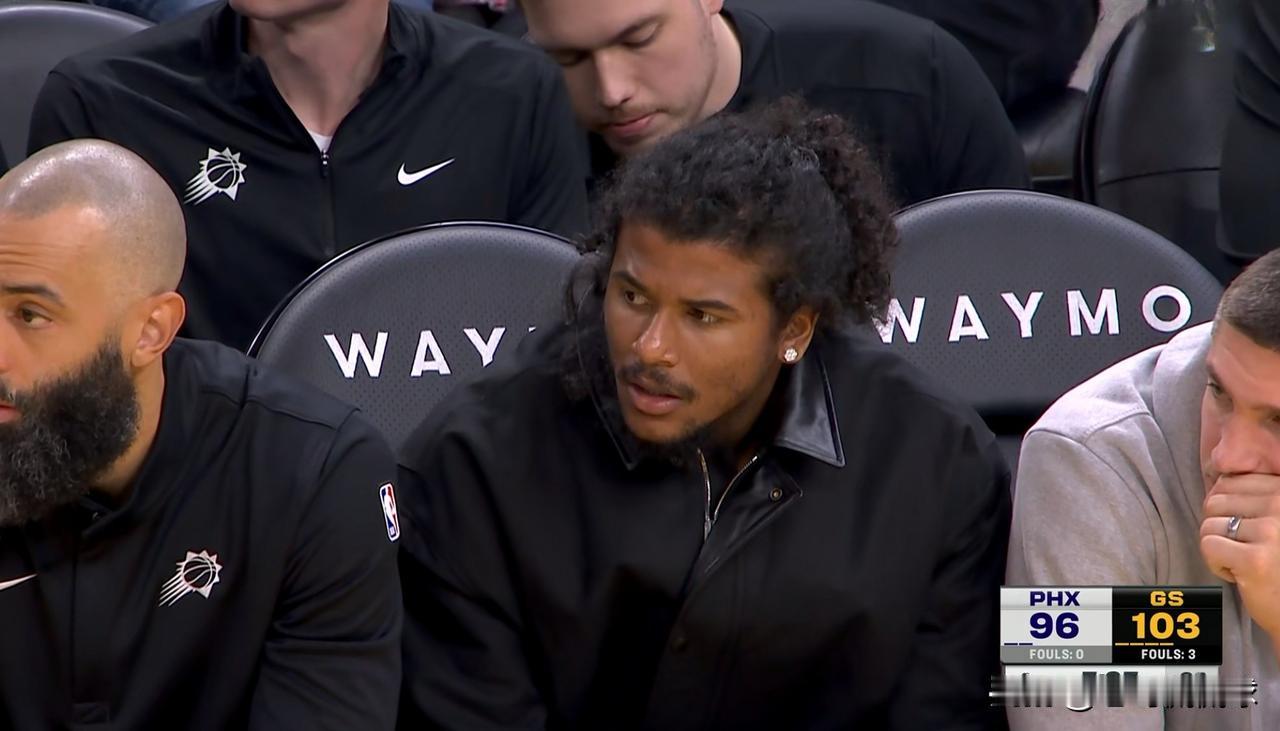 太阳明星后卫杰伦-格林真是心忧球队！在今天太阳客场挑战勇士的比赛中，当时比赛进行