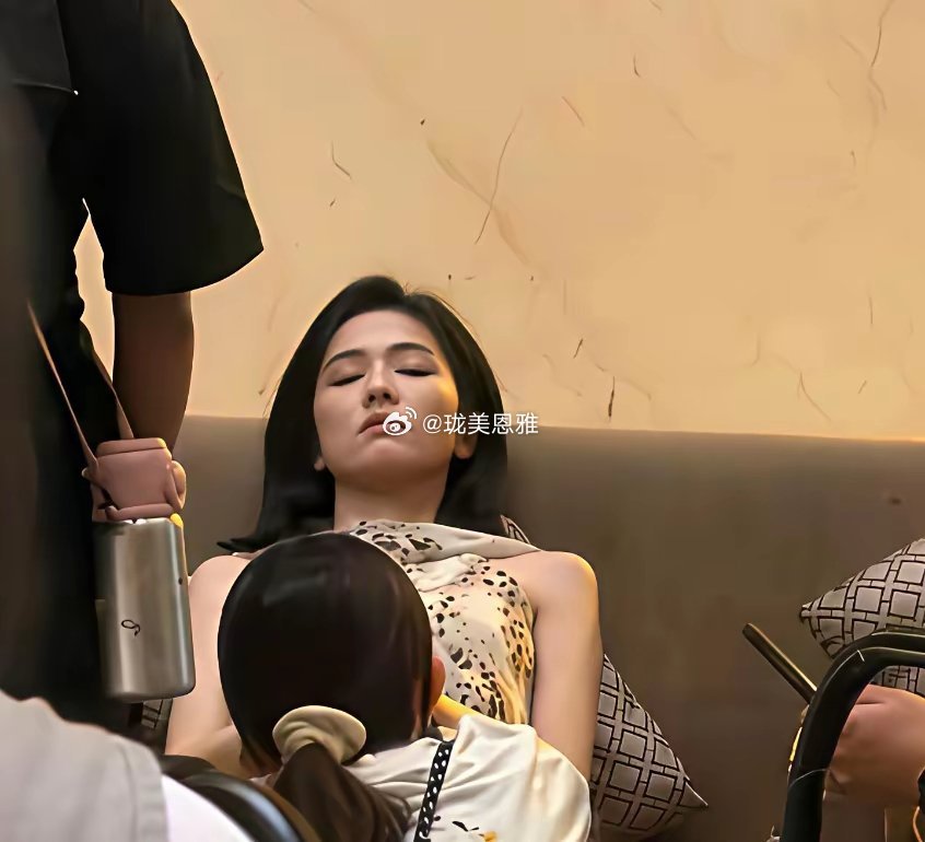 白鹿私下里休息的样子，褪去美女滤镜满脸疲惫​​​​
