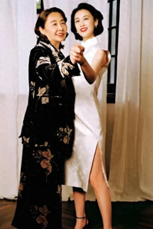 黄圣依被妈妈说差远了，众人反驳：她的优秀不容小觑