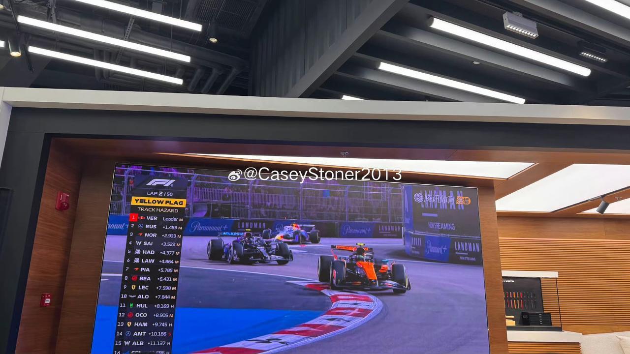 F1拉斯维加斯站，起步大混乱，维斯塔潘P1，太好了！！！汉密尔顿P19起步后上