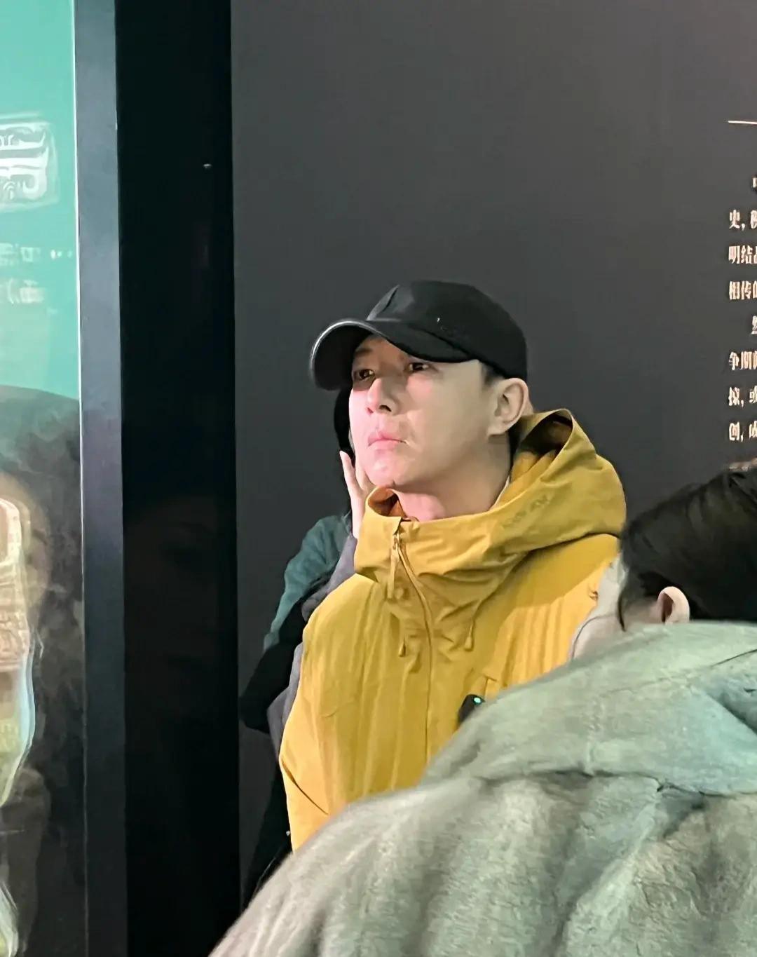 素颜的韩庚也不再是那个小鲜肉了。岁月在他脸上也留下了痕迹。