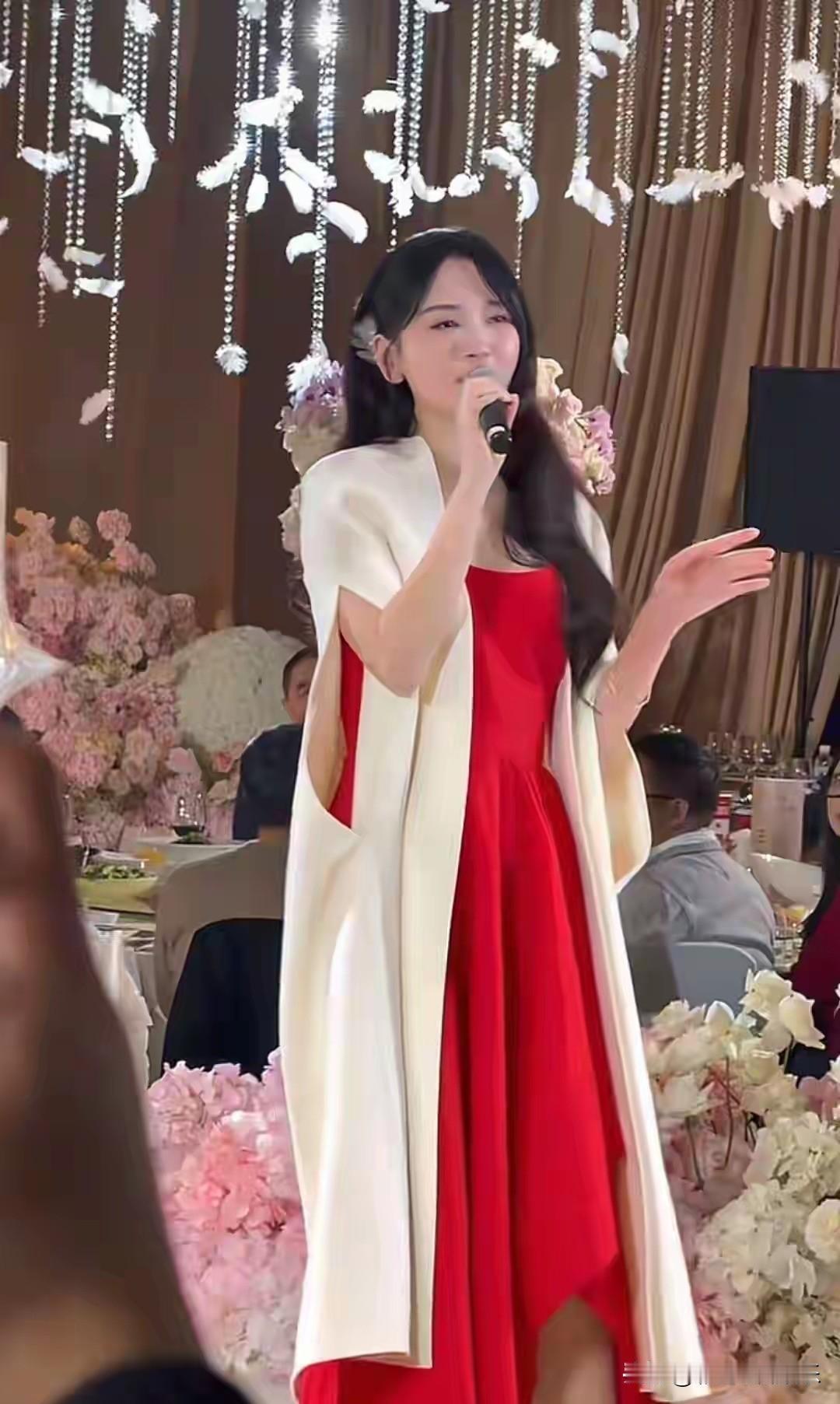 金莎接了婚礼商演，现实中的她超级甜美可爱，一点都不显老，难怪能找到小19岁男友并