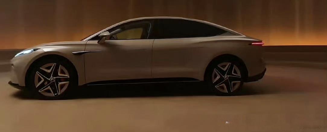 余承东官宣尚界首款轿跑明年上市尚界第二款车，会是一款轿跑。之前我还真想过这个